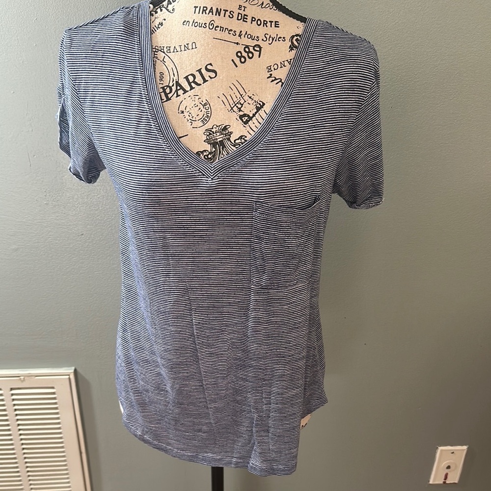 ☀️5/$20 Women's Blue Striped V-Neck Top.